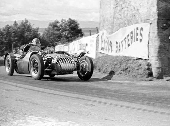 Peter Hughes photographed in action with the car at Bo’ness hill Climb in 1953. Struggling with it as you can see by the arm action. (Photo Graham Gauld.)
